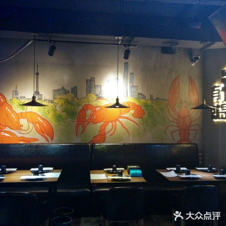 靠近南昌路，室外环境可谓安静优雅。餐厅内部空间也很大