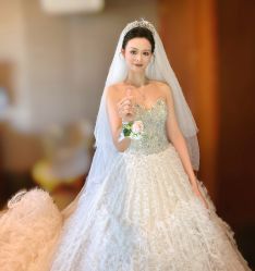 点击看大图 -爱伊人婚纱礼服美妆馆