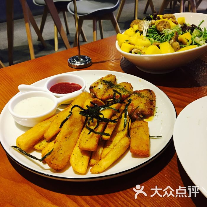 鸡翅薯条拼盘