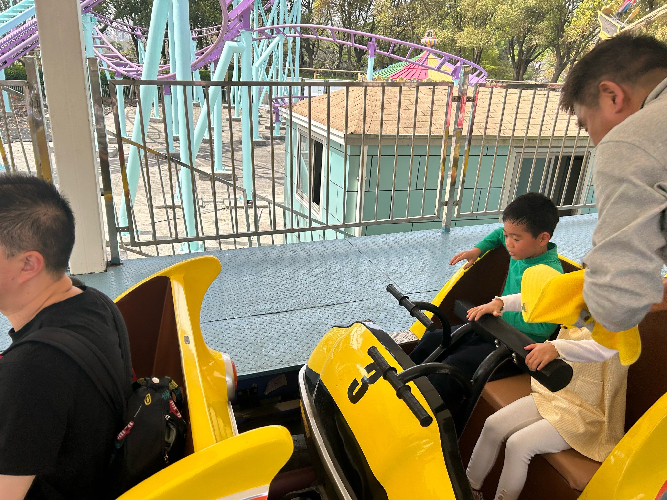 这才是live图的意义#春日看好景儿童过山车也是很精彩刺激的#0元玩转