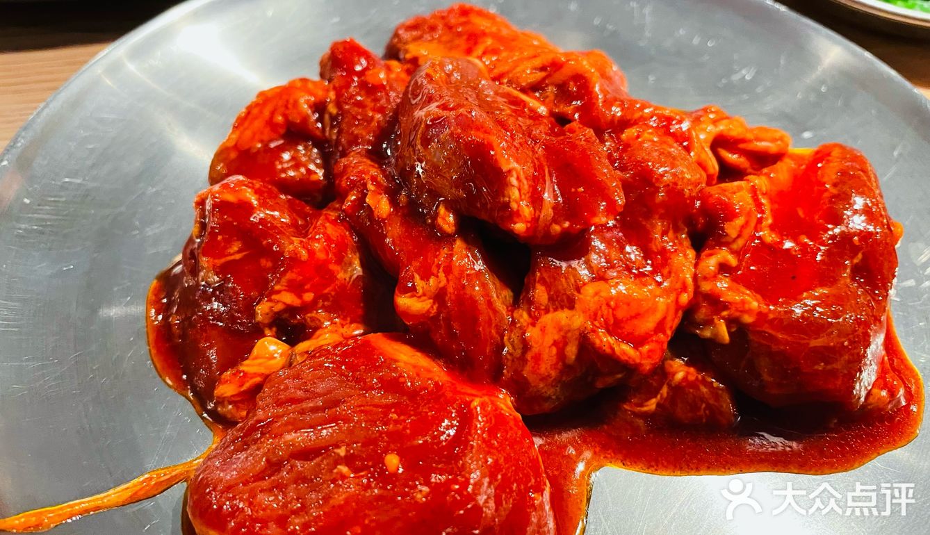 起风降温该咋办？小姐姐说没有比这样吃一顿烤肉更带劲儿的了！