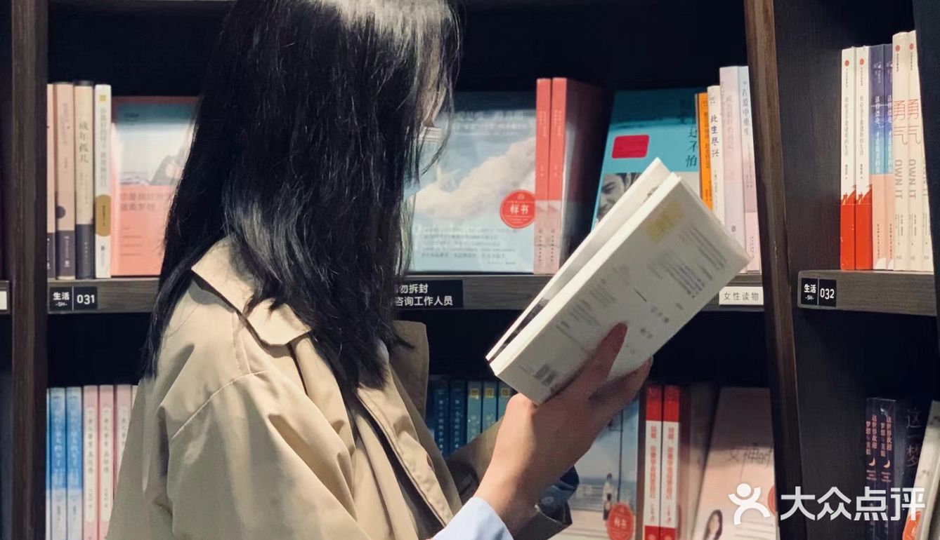 打卡钟书阁，在里面待不过10分钟就出来了
