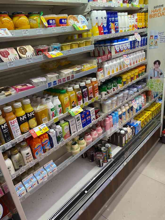 罗森便利店(罗秀路店)-"全家和罗森出了很多网红蛋糕 全家的已经尝.