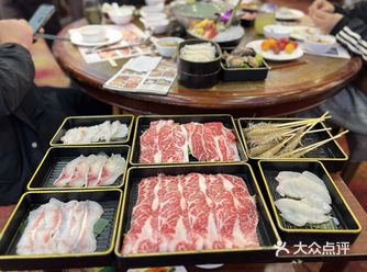 这家的自助餐_主打就是一个吃回本