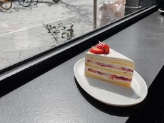 草莓奶油蛋糕-black rainbow coffee
