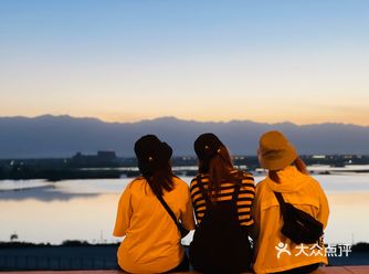 览山公园，夕阳山峦两相宜
