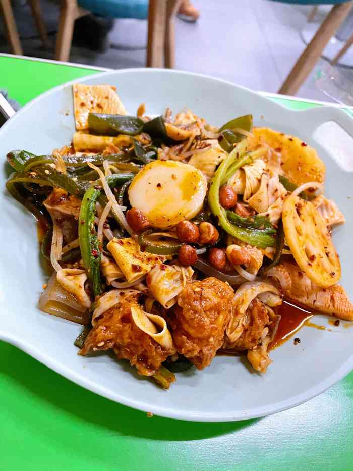 红姐麻辣拌炸串-"店面小,里面非常挤.要了各种口味的麻辣拌.