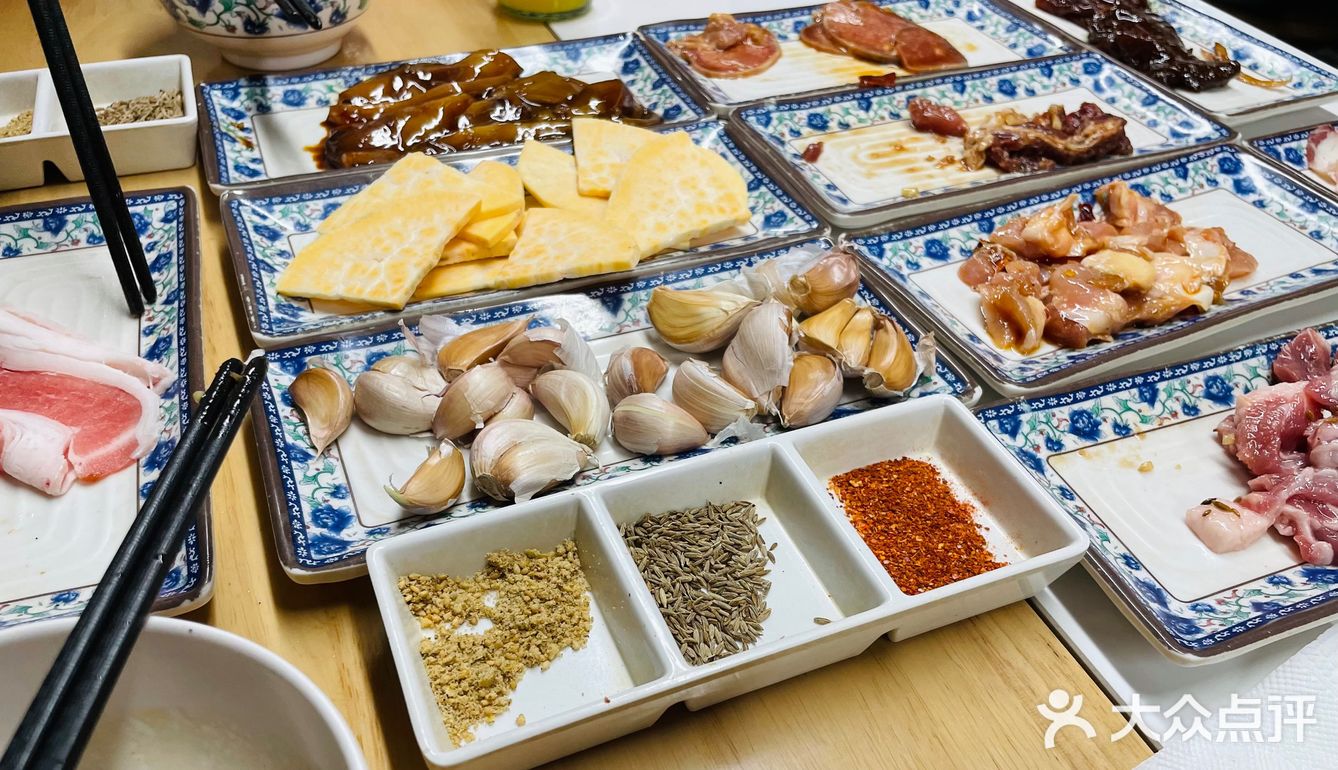 北京炭火小炉子烤肉，每盘肉才十来块钱