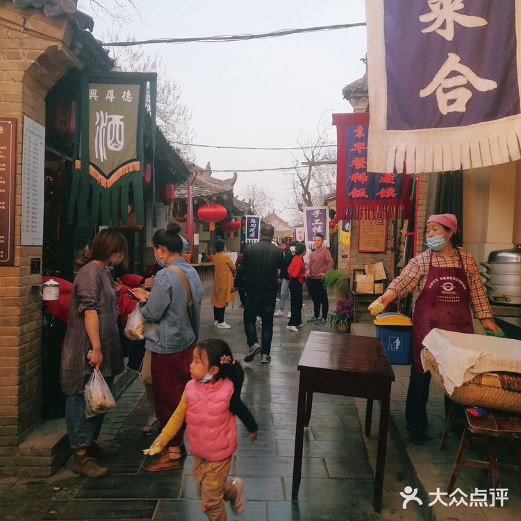 下午5点从咸阳出发，到6点整正好一个小时到袁家村