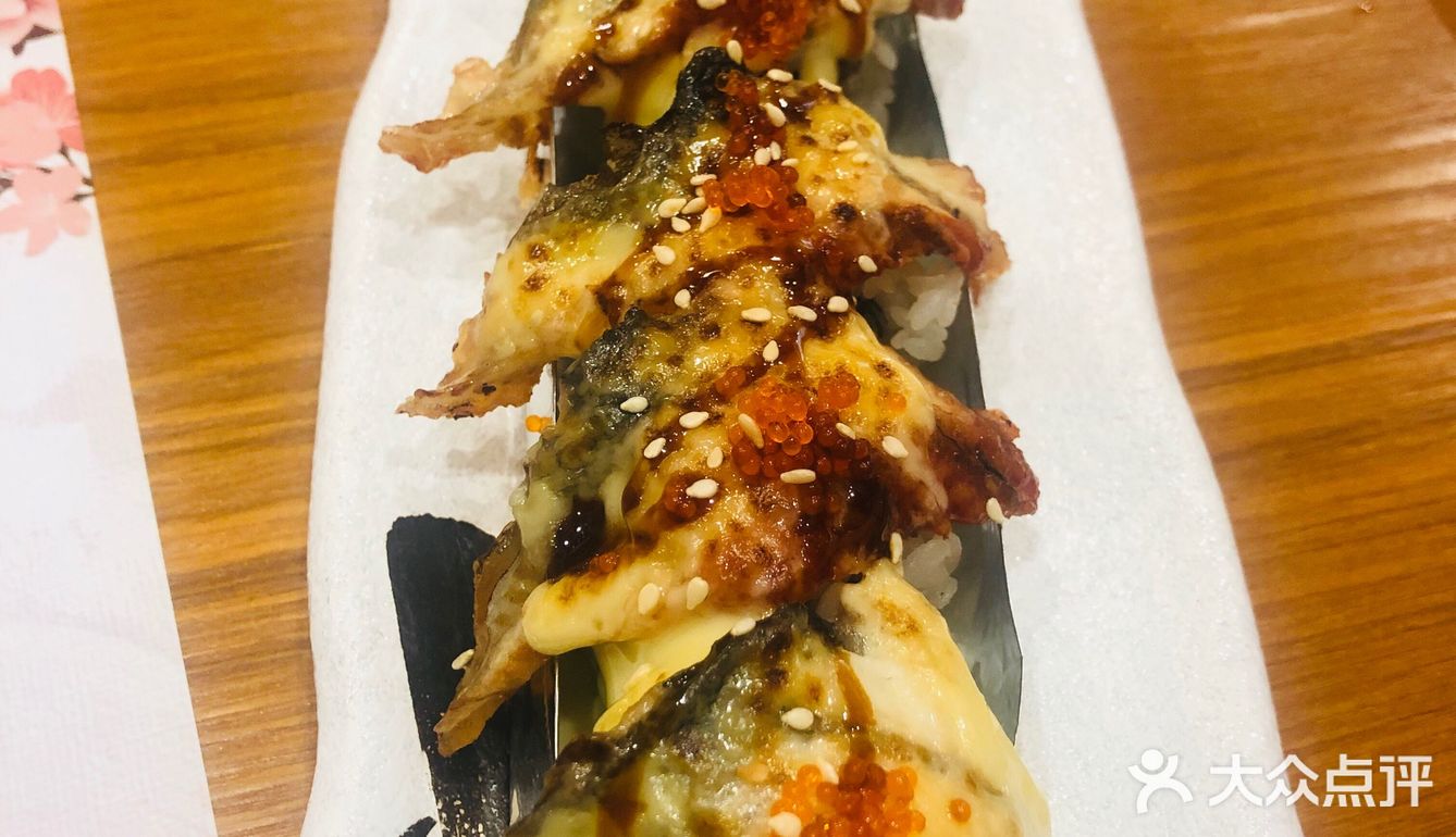 新开的寿司店，店铺环境很有氛围，位置很多，有卡座