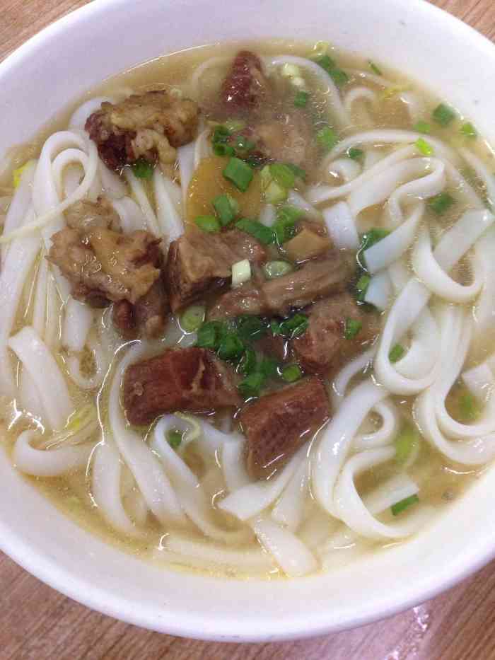 打分 「招牌牛腩汤河粉」牛腩焖的很松软很香,份量也多,味道也不错