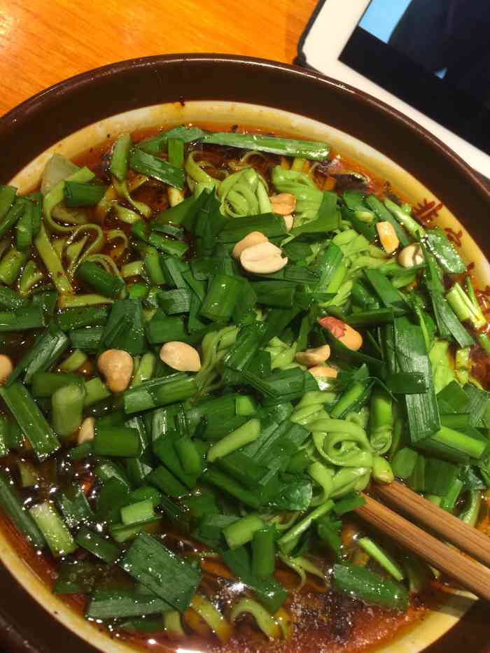 重庆小面黑绿色盒子(重庆小面里面是什么肉)