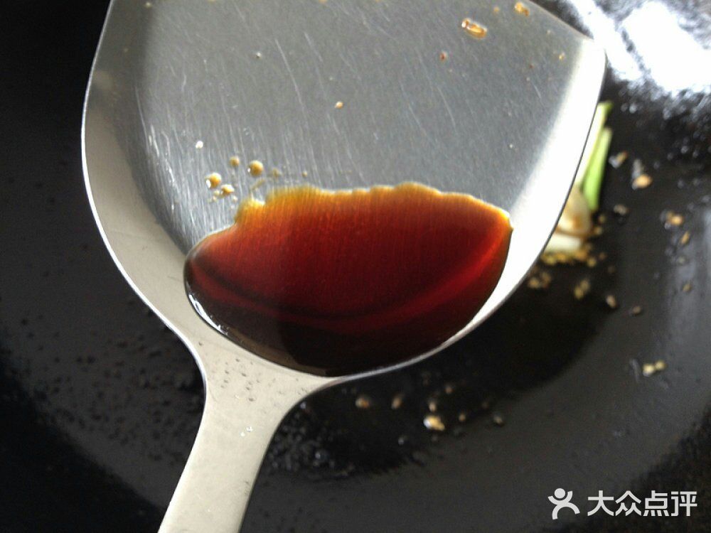 茄子去蒂洗净后用毛巾擦干水分