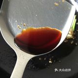 茄子去蒂洗净后用毛巾擦干水分