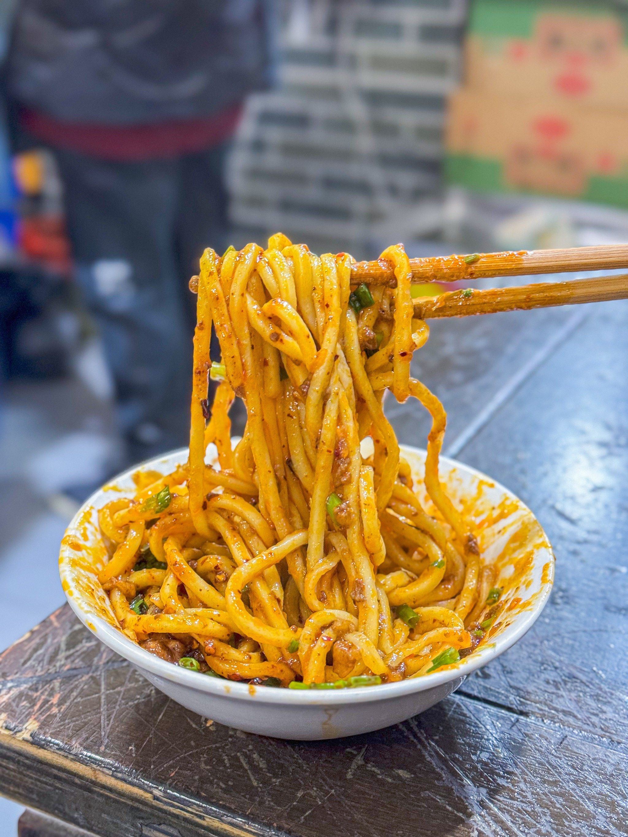 又麻又辣的杂酱面🍜更适合老成都的口味!