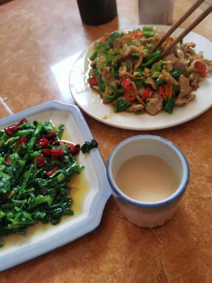 交通饭店-"炒菜味道都很好,点了两个热菜五个馒头才花.