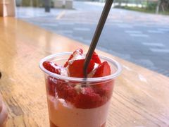 草莓红丝绒杯子蛋糕-巴黎贝甜(大兴大悦春风里店)