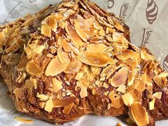 树莓杏仁羊角-OUR Bakery(三里屯太古里店)