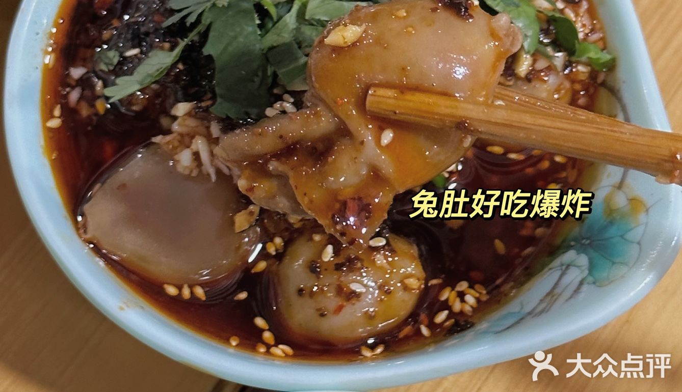 有幸见到了庾记老板本人，串串+冒兔腰真的忒好吃喽