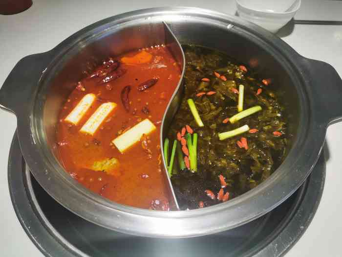 金六附近酸菜火锅串串-"[薄荷]环境: 屋内环境特别明亮,通风.