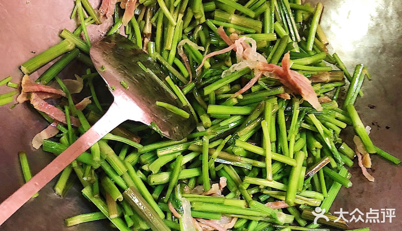 芹菜（此处用的是野芹菜）、腊肉、食用油、盐