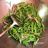 芹菜（此处用的是野芹菜）、腊肉、食用油、盐