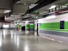 -绿地缤纷城-停车场