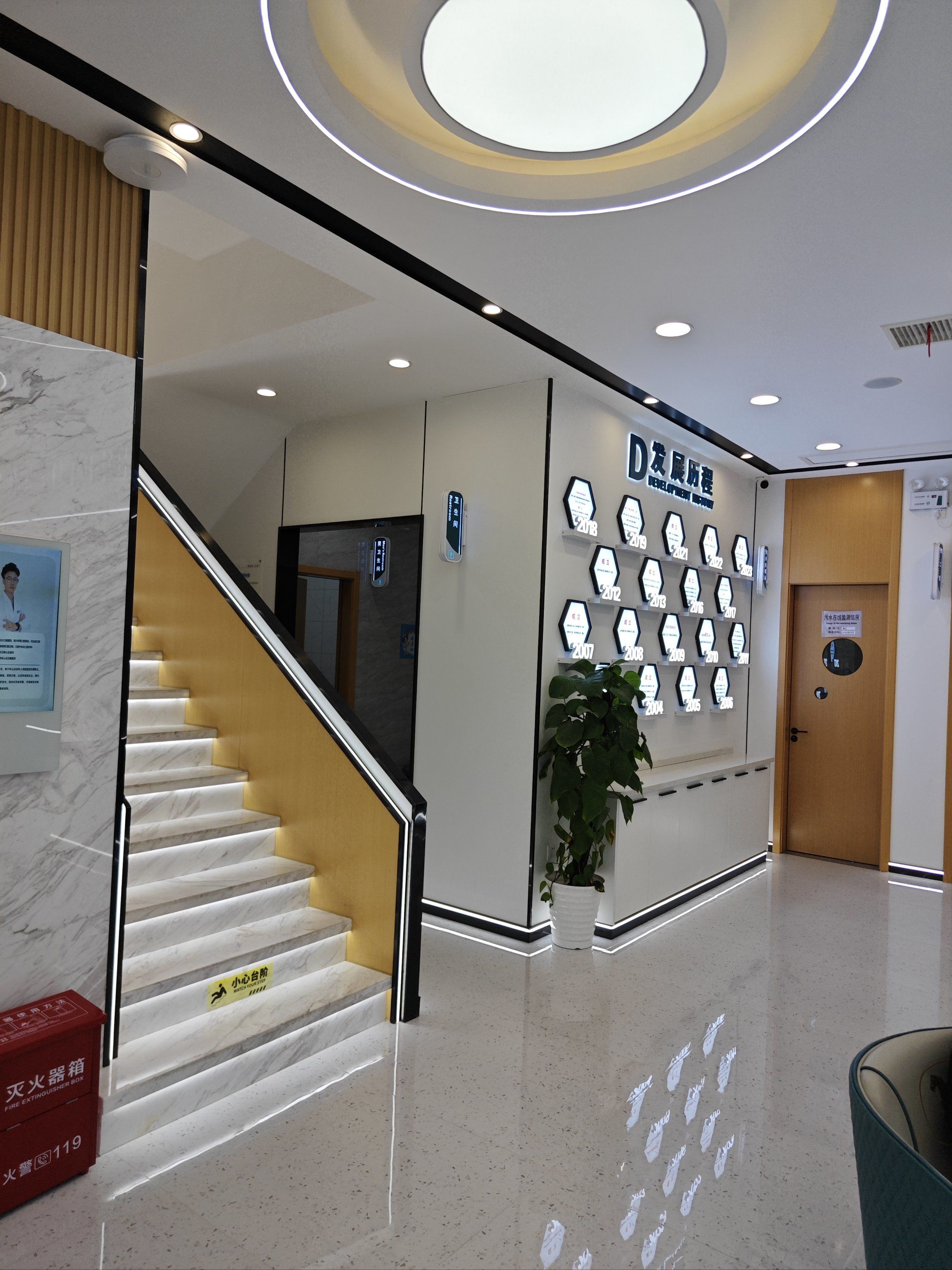 环境很好,洗牙也很干净 服务也不错 离家