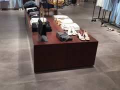 -URBAN REVIVO(高德置地广场·春广场店)