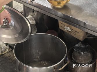 好久没来电信宿舍的院子里吃早餐。娭毑一个人搞早餐面都有