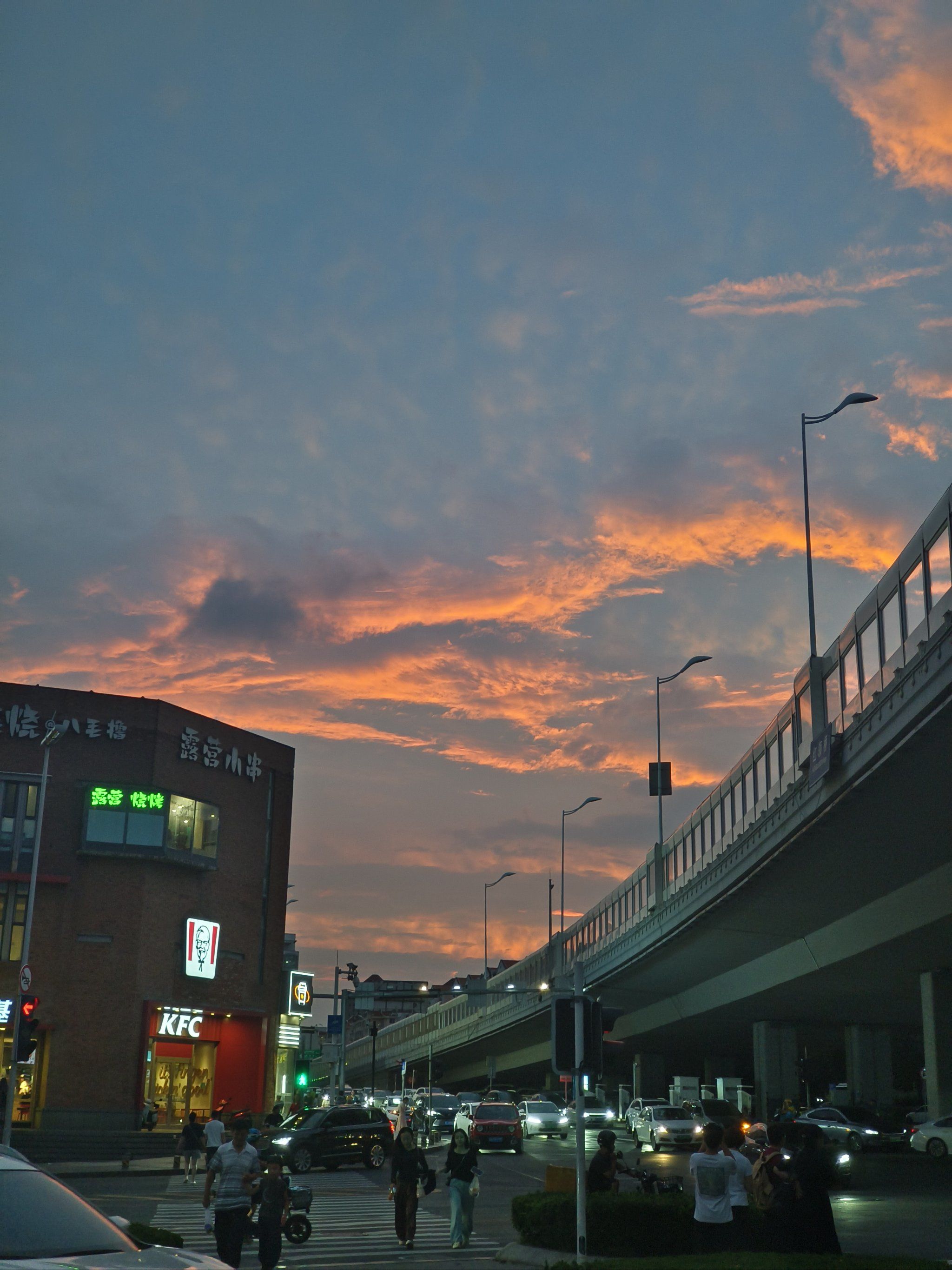 傍晚的天空色彩斑斓