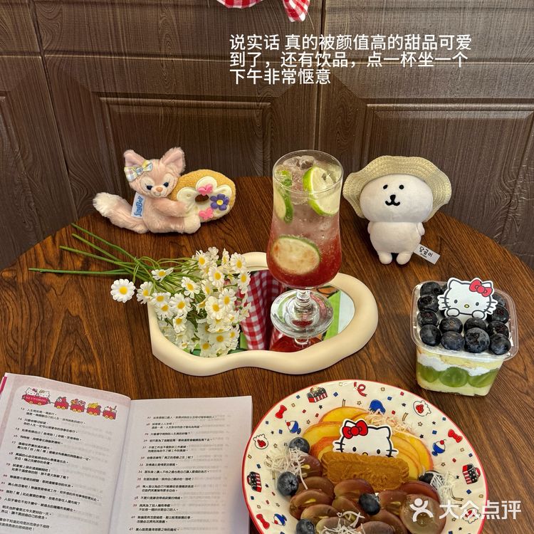 随便坐哪个位置拍照，背景里都能捕捉到Kitty的小身影