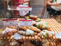 扁桃仁可颂-山崎面包(静安久光店)