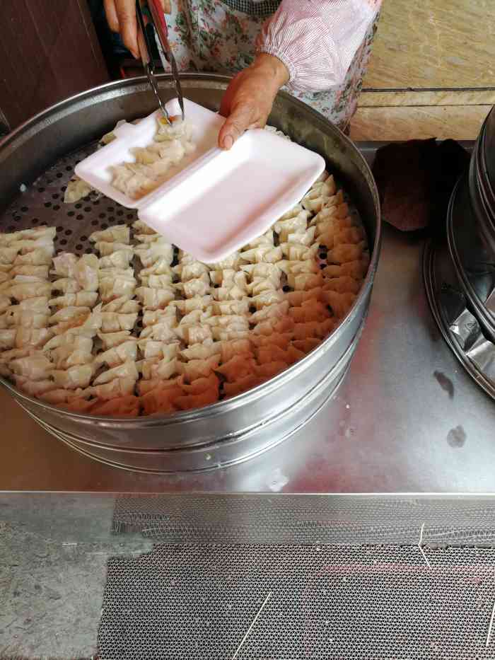 光头佬饺子皇-"开了十几年的早餐店了,小时候刚来广州到现.