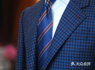 很多西服“老手”们喜欢的一种驳头造型，上部分偏宽