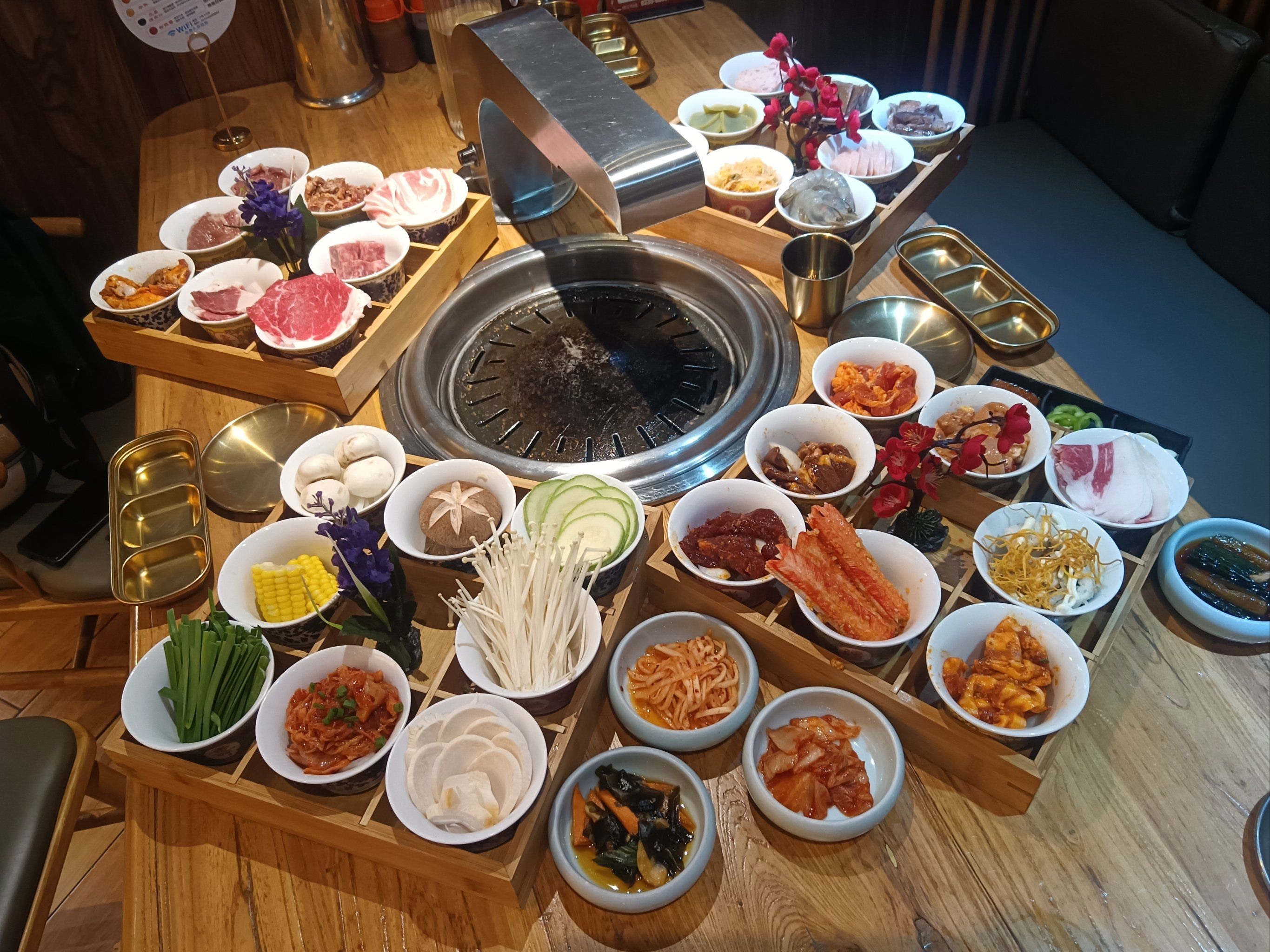 🧐在繁忙的工作日结束后,我有幸踏入了小岛斗牛家烤肉店,体验了一场