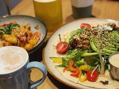 照烧鸡肉配牛油果拉法沙拉-HELLO 27 意面·沙拉·帕尼尼