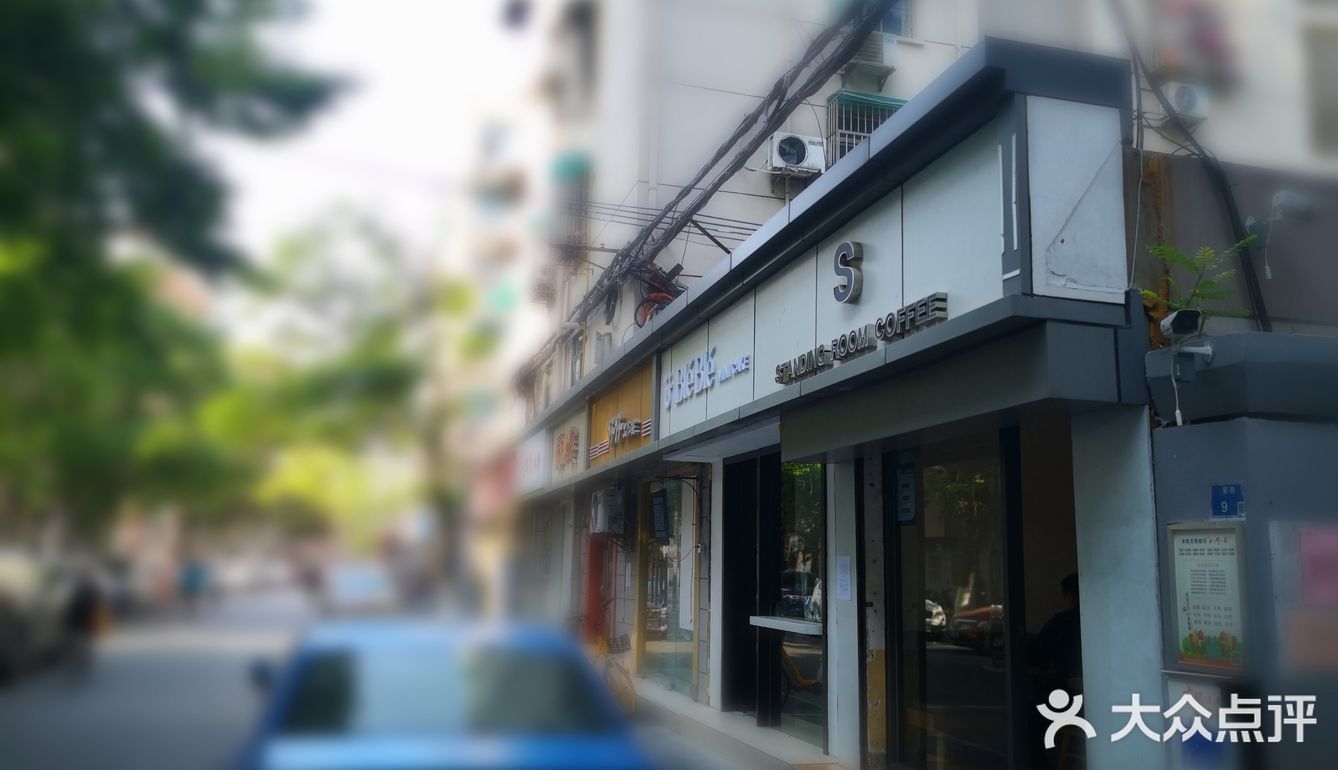 巷子边店家都没开门，临停的车子暂时还不用担心