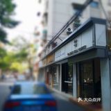 巷子边店家都没开门，临停的车子暂时还不用担心