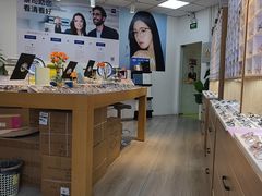 -天空之镜眼镜店蔡司依视路配镜授权零售店(望京颐堤港店)