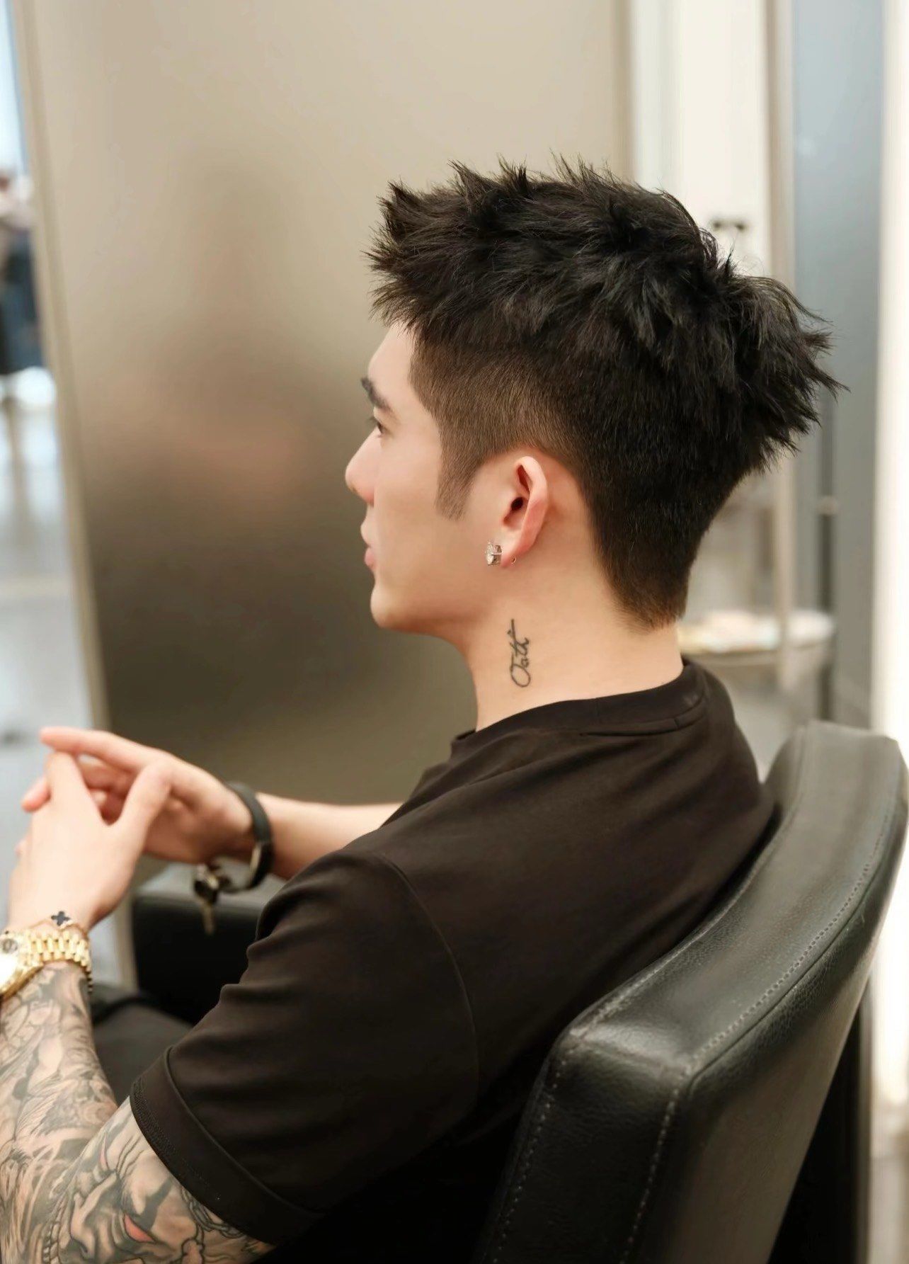 夏天必备精致发型
男生的发型很重要
六种脸型适合不同发型
