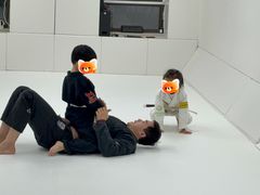 -菠萝格斗巴西柔术训练馆