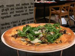 香烤菌菇比萨配芝麻叶-WOLFGANG PUCK KITCHEN & BAR(迪士尼小镇店)