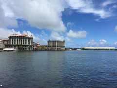 -西沃古尔·拉姆古兰爵士国际机场