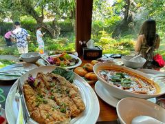 -Chom Cafe and Restaurant