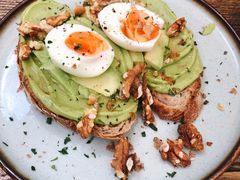 牛油果煮蛋吐司-RAC BAR(安福路店)