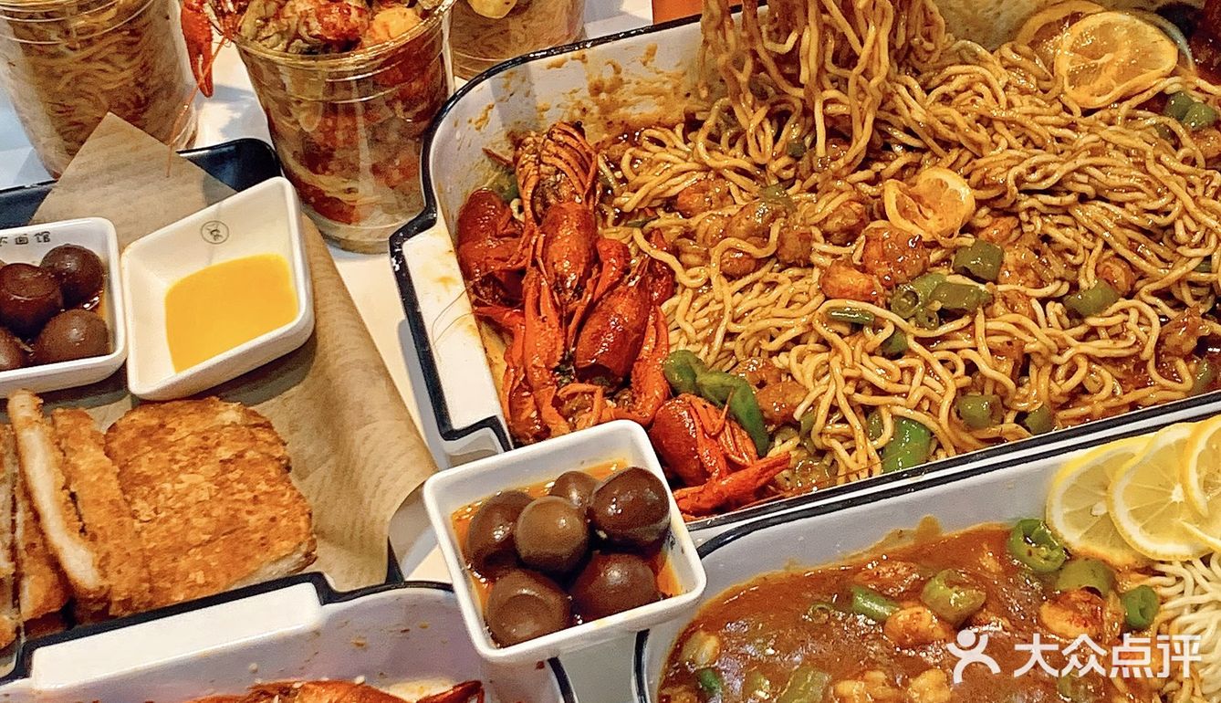 深圳也有杯杯龙虾面了‼️边走边吃香喷喷