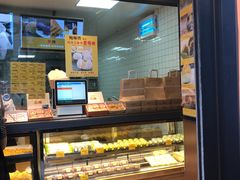 面包甜点陈列柜-鲍师傅糕点(江苏路店)