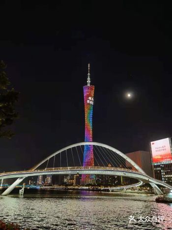 海心桥的夜景，是真心的不错，家人晚上散步，情侣溜达