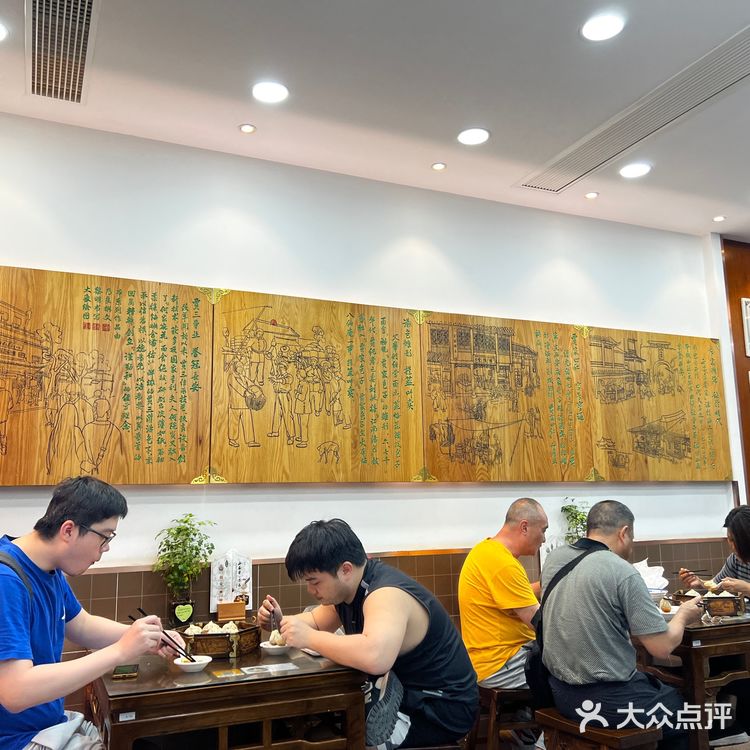 贾三灌汤包，牛肉汤包+八宝粥闭眼入